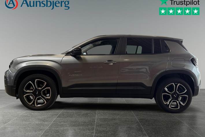Sølv Jeep Avenger fra 2025