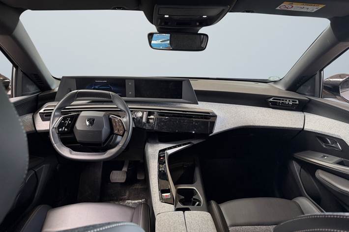Grå Peugeot e-5008 fra 2025