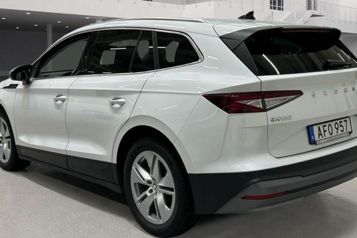 Hvid Skoda Enyaq fra 2023