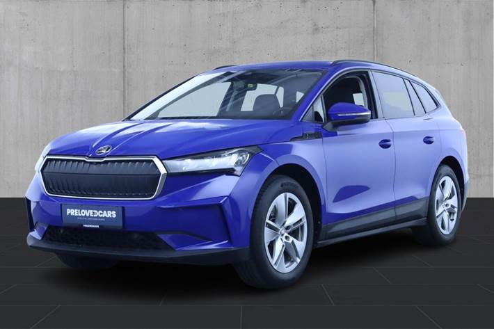 Blå Skoda Enyaq fra 2022 set udefra