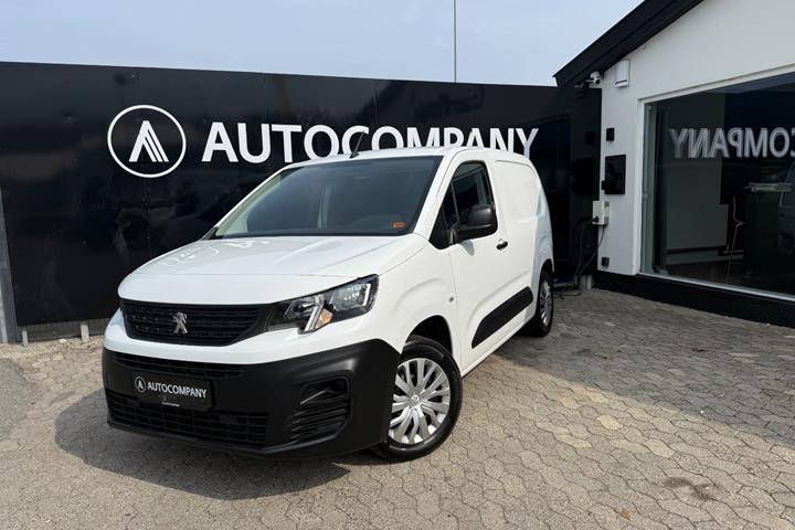 Hvid Peugeot Partner fra 2020 set udefra