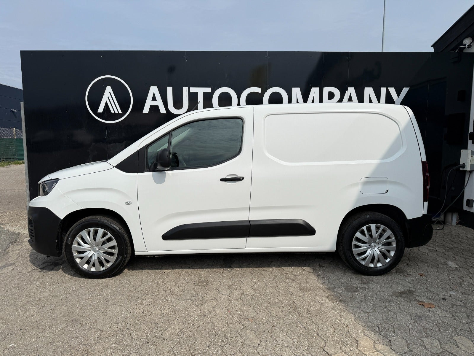 Hvid Peugeot Partner fra 2020