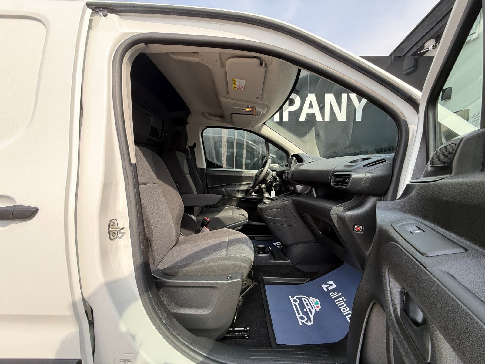 Hvid Peugeot Partner fra 2020