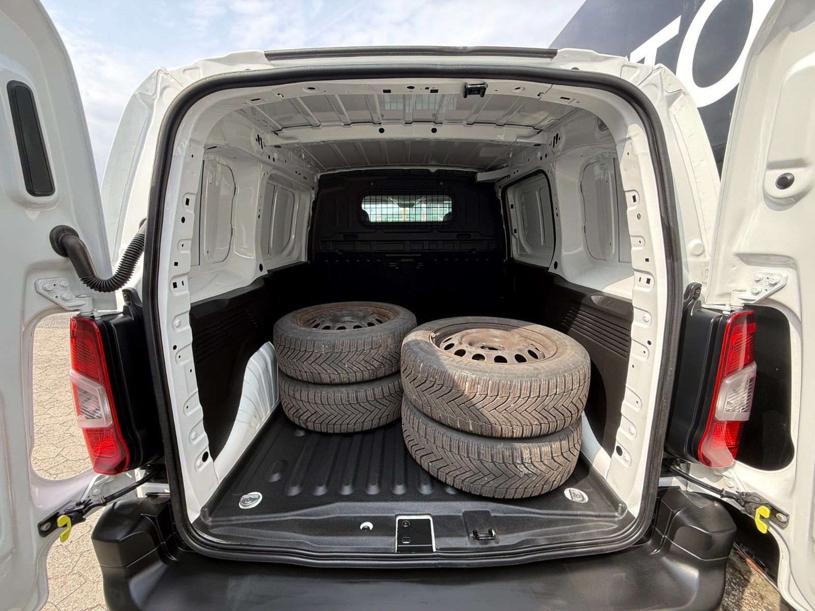 Hvid Peugeot Partner fra 2020