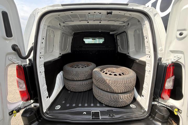 Hvid Peugeot Partner fra 2020