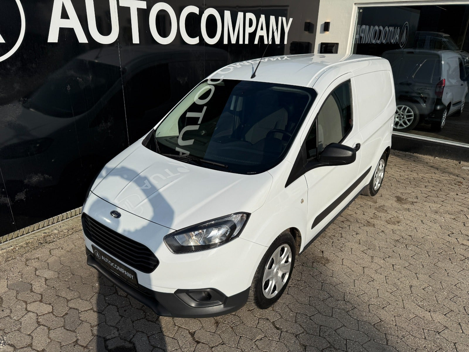 Hvid Ford Transit Courier fra 2022