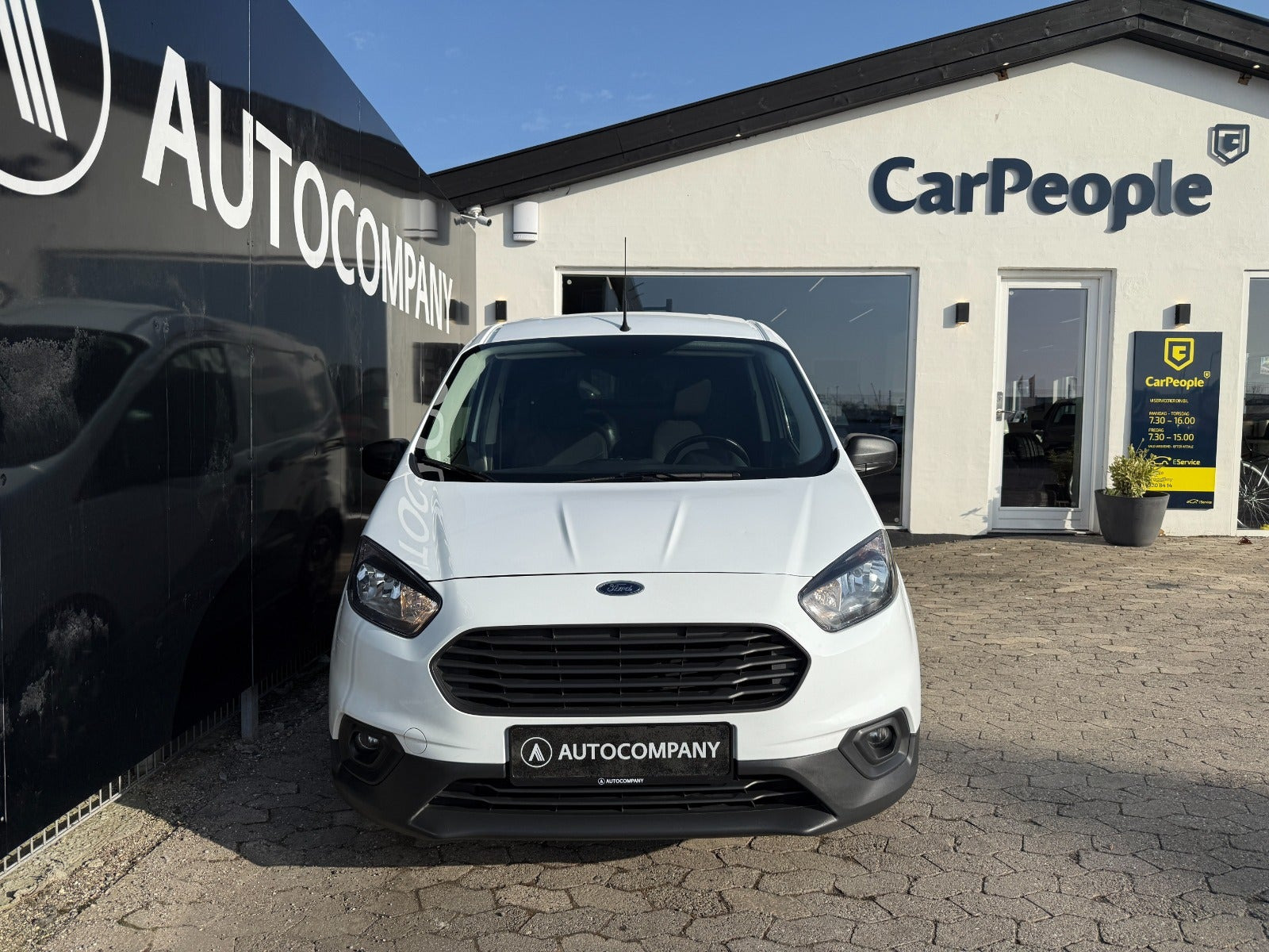 Hvid Ford Transit Courier fra 2022