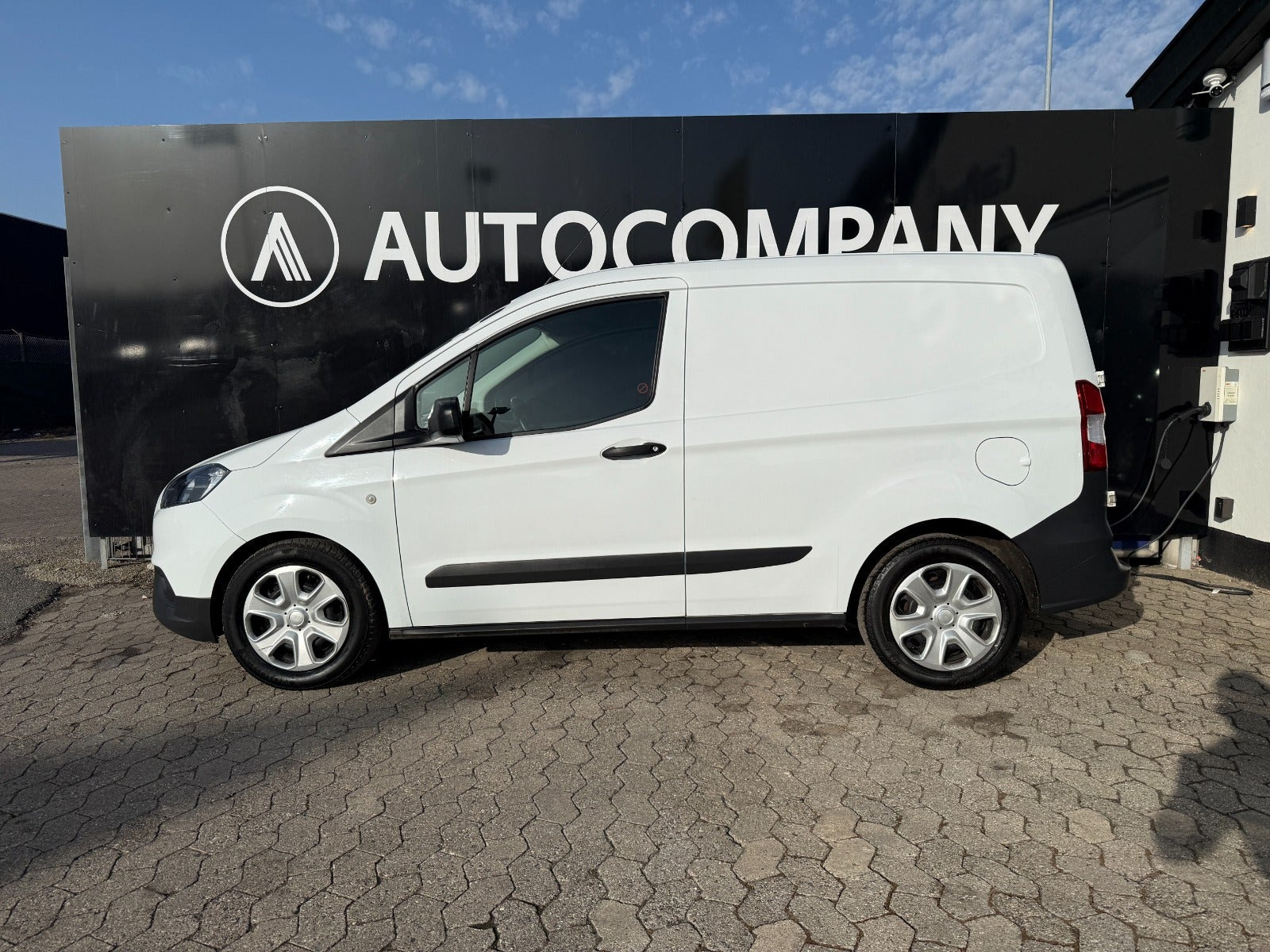 Hvid Ford Transit Courier fra 2022