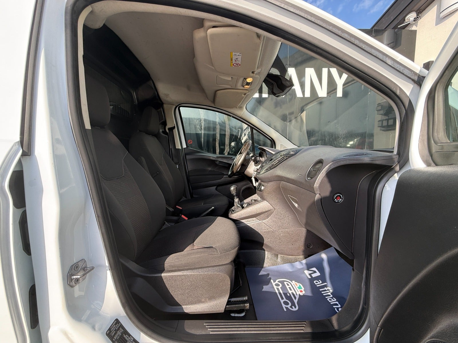 Hvid Ford Transit Courier fra 2022