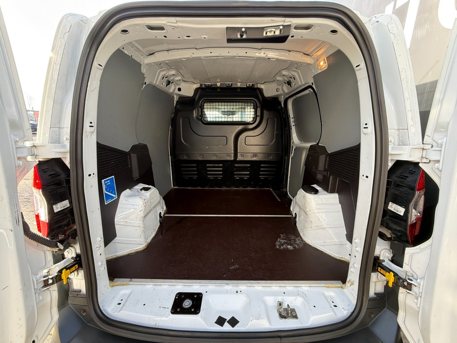 Hvid Ford Transit Courier fra 2022