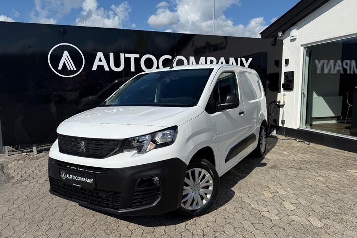 Hvid Peugeot Partner fra 2021 set udefra