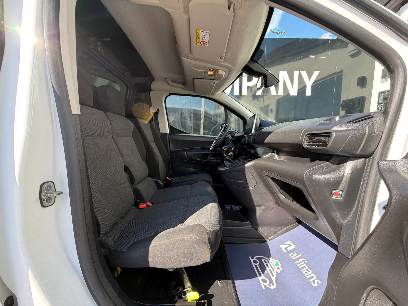 Hvid Peugeot Partner fra 2021