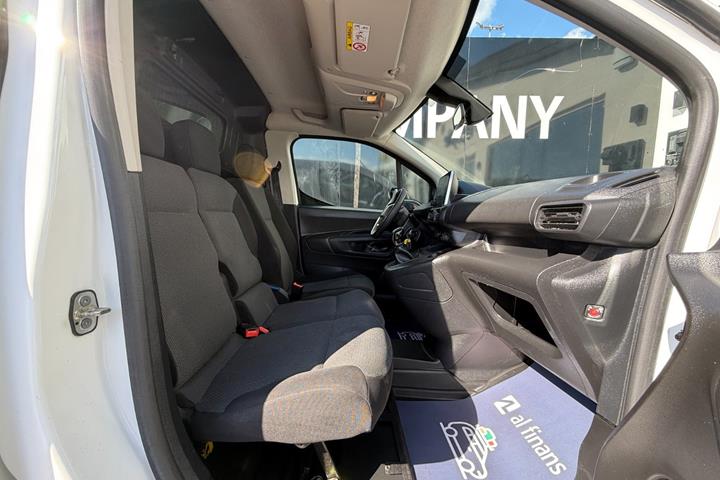 Hvid Peugeot Partner fra 2021