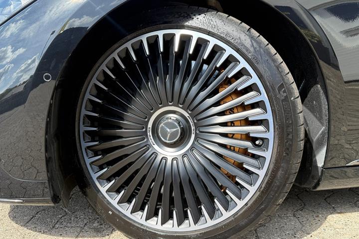 Sort Mercedes EQE43 fra 2023