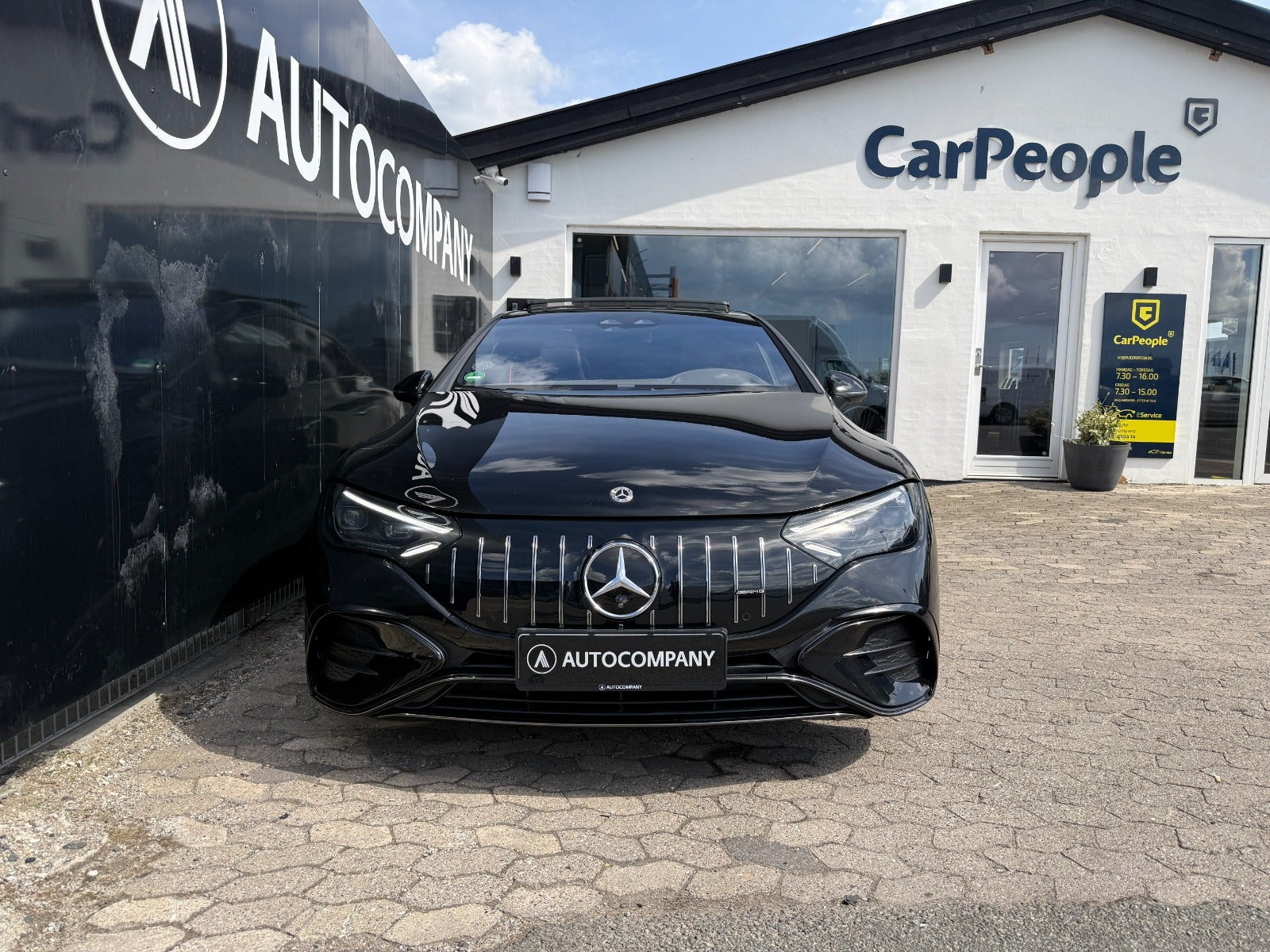 Sort Mercedes EQE43 fra 2023