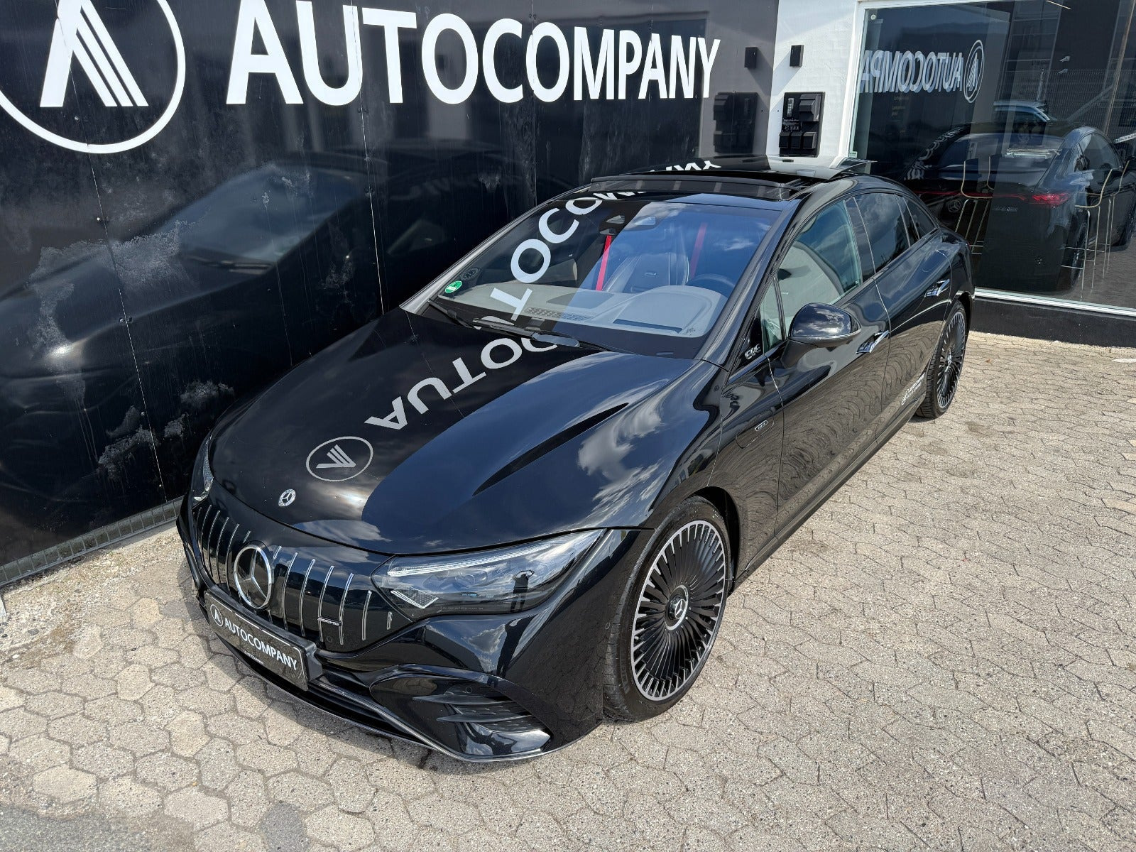 Sort Mercedes EQE43 fra 2023