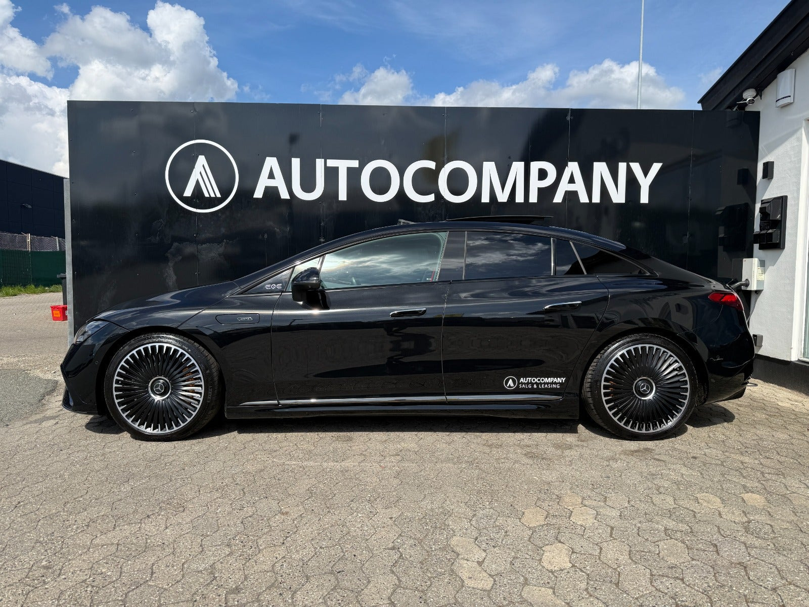 Sort Mercedes EQE43 fra 2023