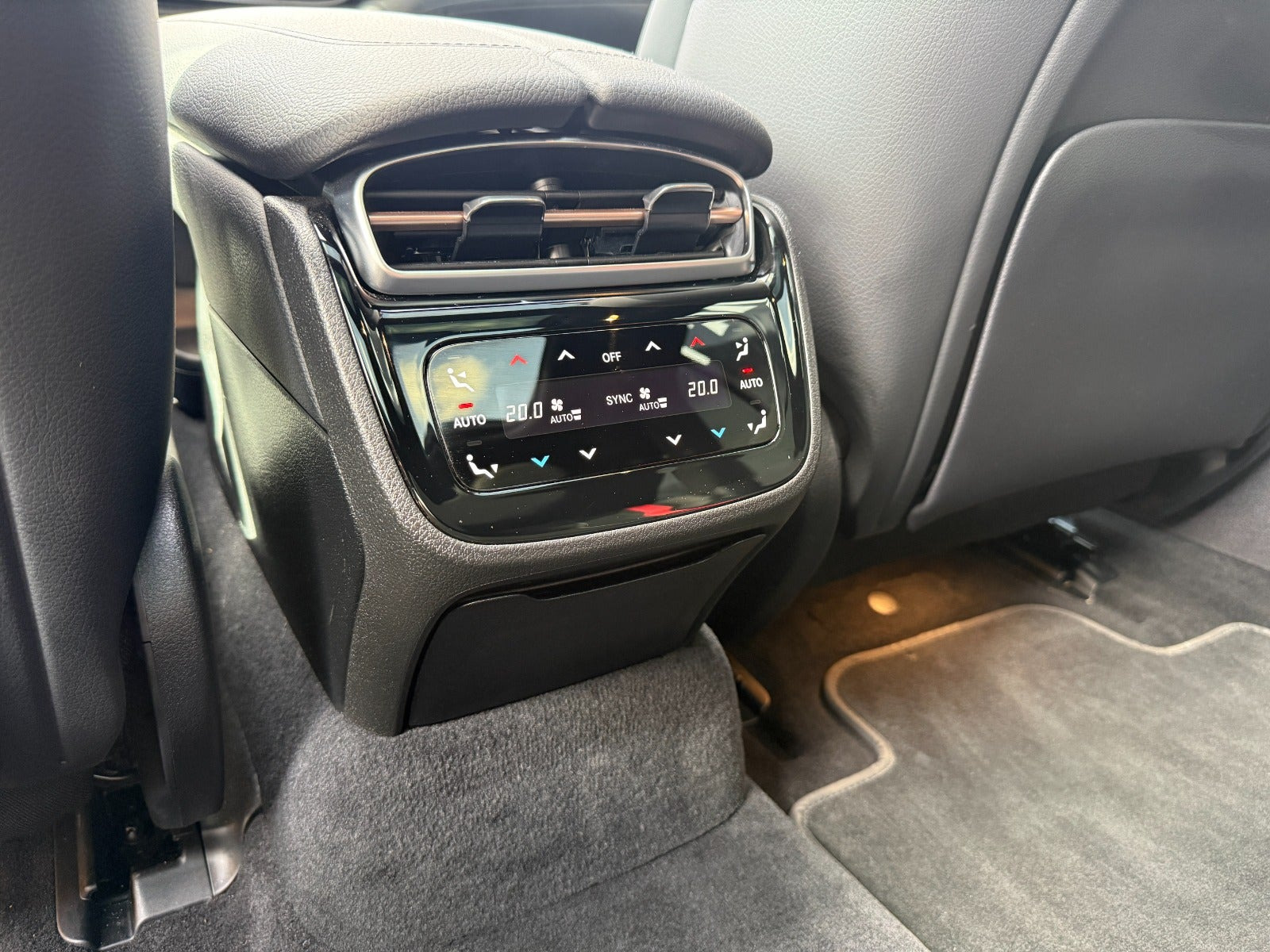 Sort Mercedes EQE43 fra 2023