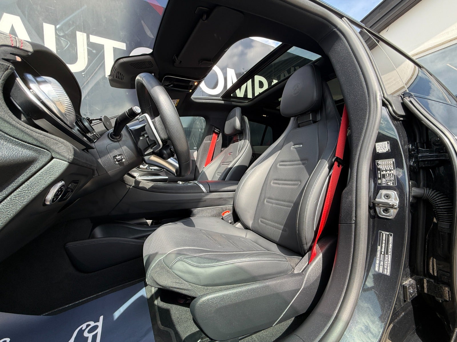 Sort Mercedes EQE43 fra 2023