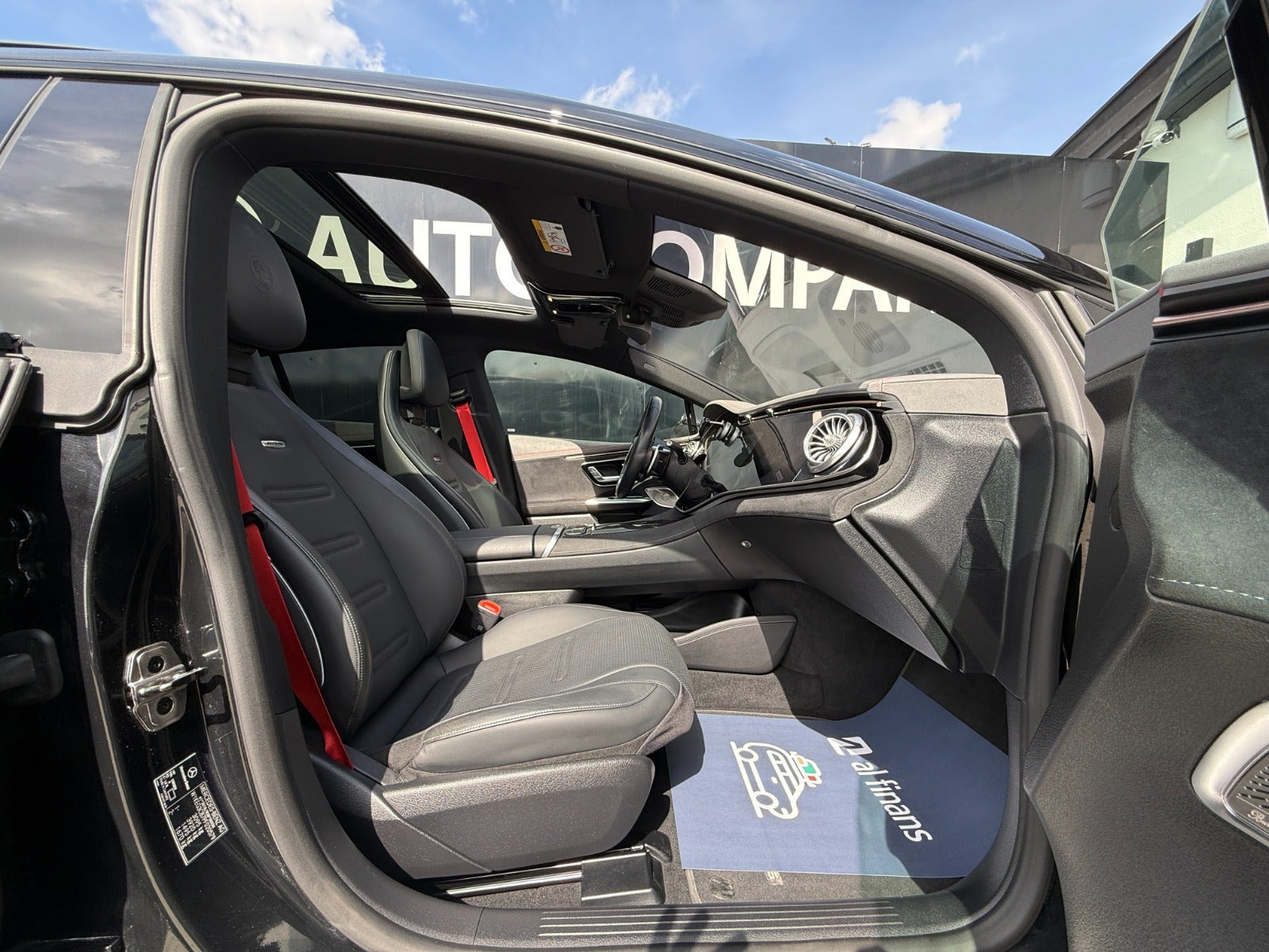Sort Mercedes EQE43 fra 2023