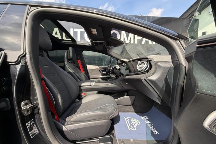 Sort Mercedes EQE43 fra 2023