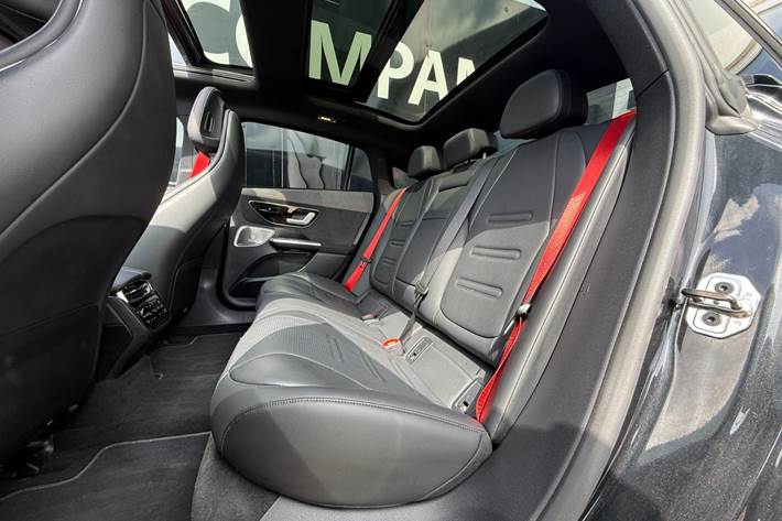 Sort Mercedes EQE43 fra 2023