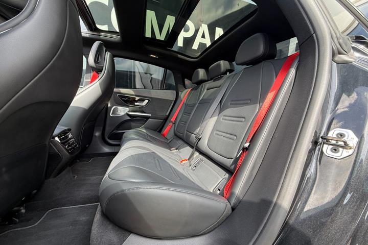 Sort Mercedes EQE43 fra 2023