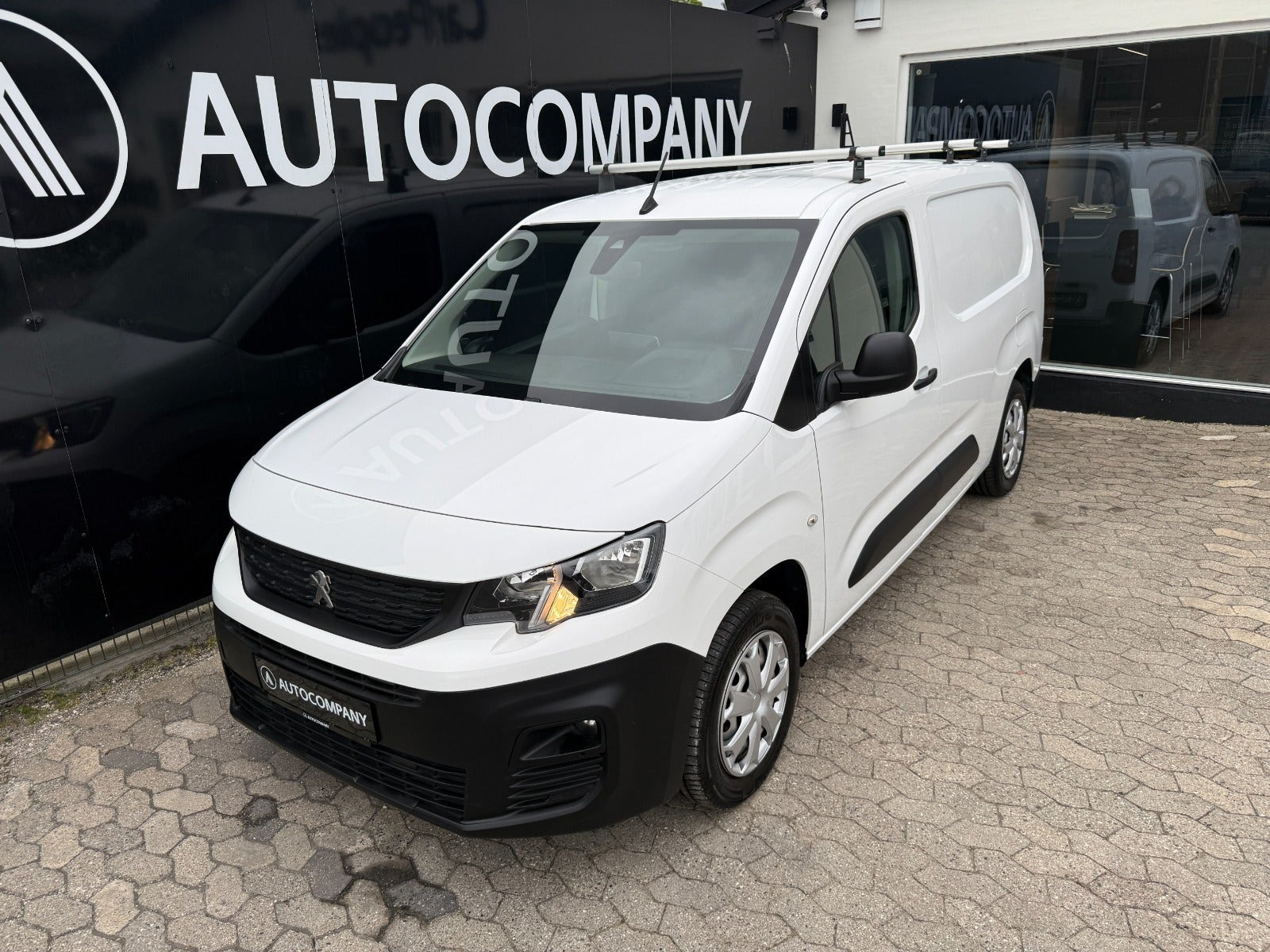 Hvid Peugeot Partner fra 2022