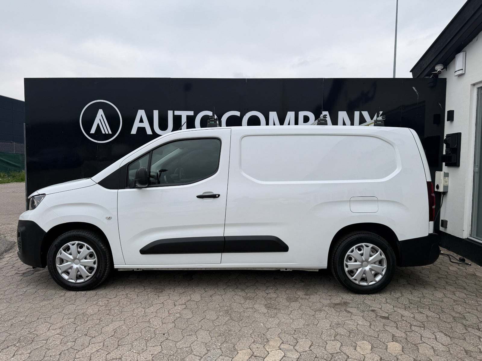 Hvid Peugeot Partner fra 2022