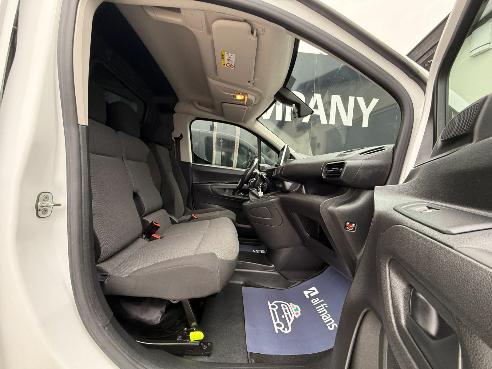 Hvid Peugeot Partner fra 2022