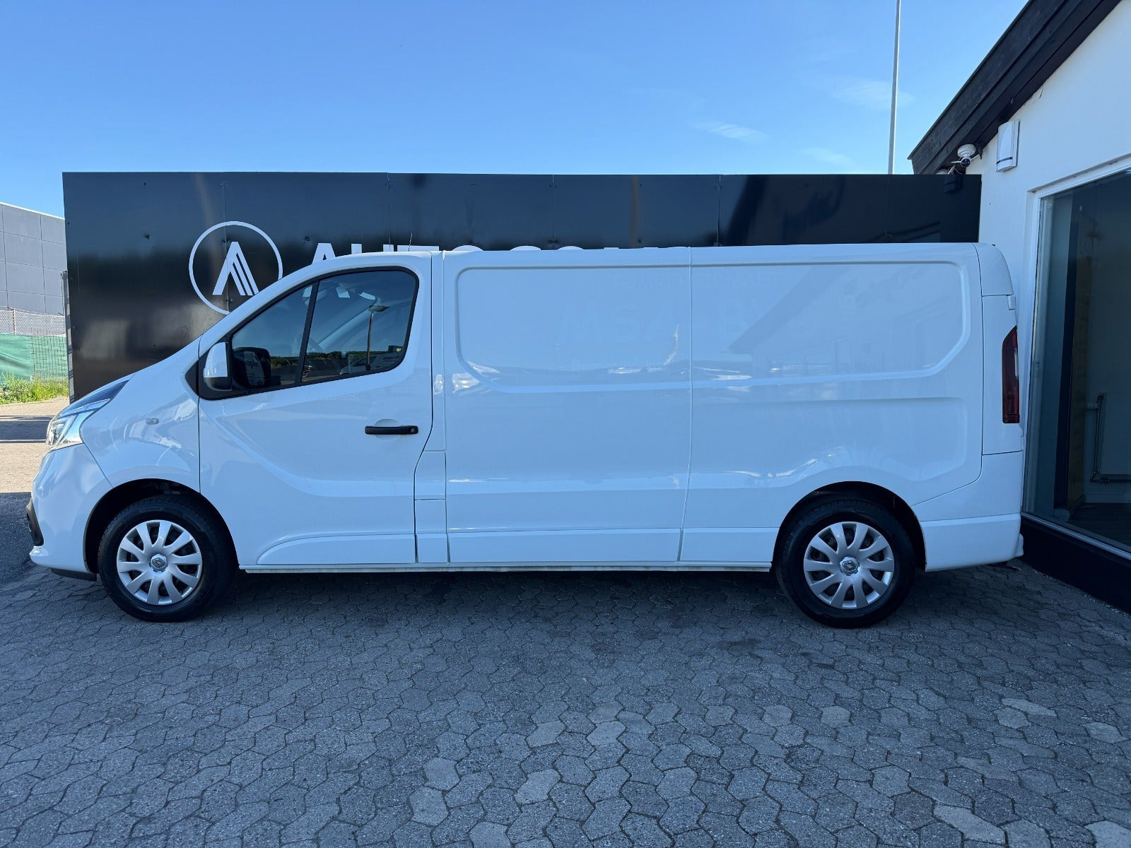 Hvid Renault Trafic T29 fra 2021