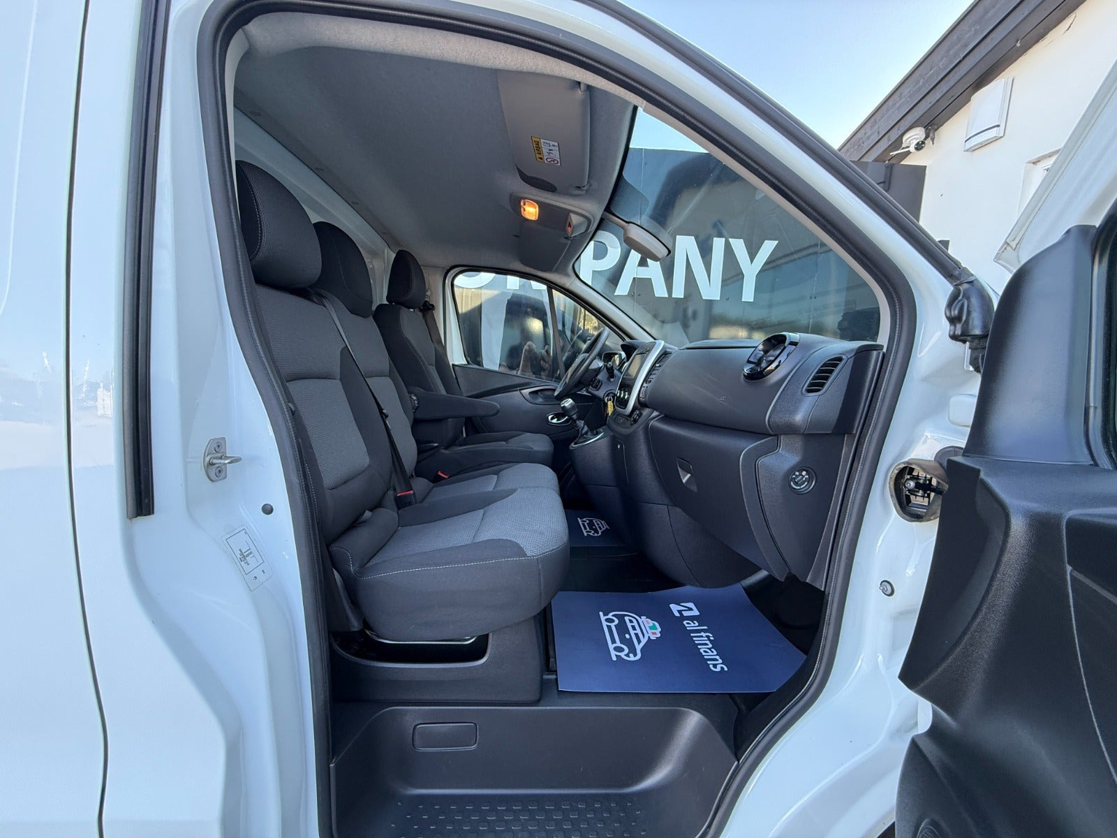 Hvid Renault Trafic T29 fra 2021