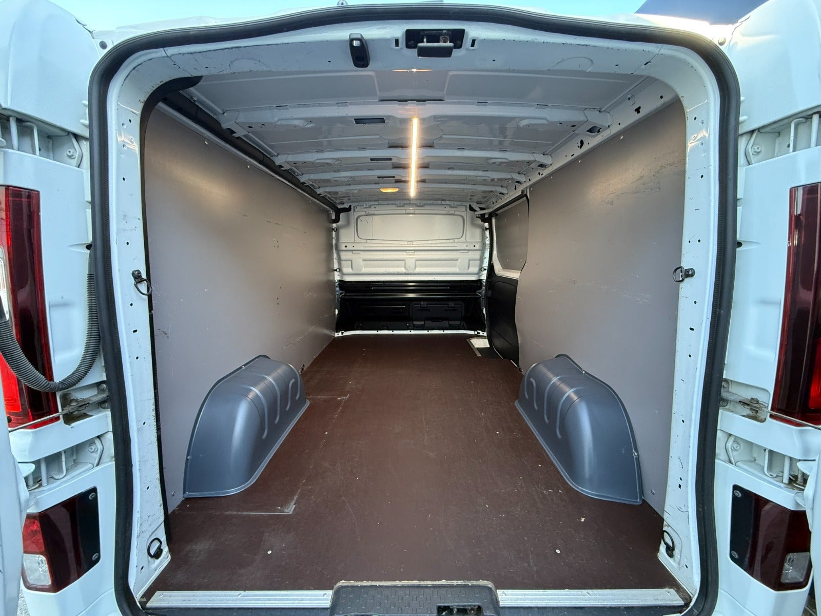 Hvid Renault Trafic T29 fra 2021