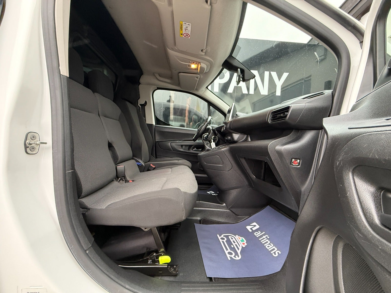 Hvid Peugeot Partner fra 2022