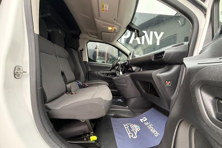 Hvid Peugeot Partner fra 2022
