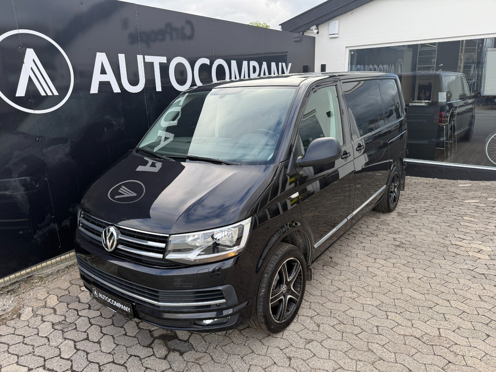 Sort VW Transporter fra 2017
