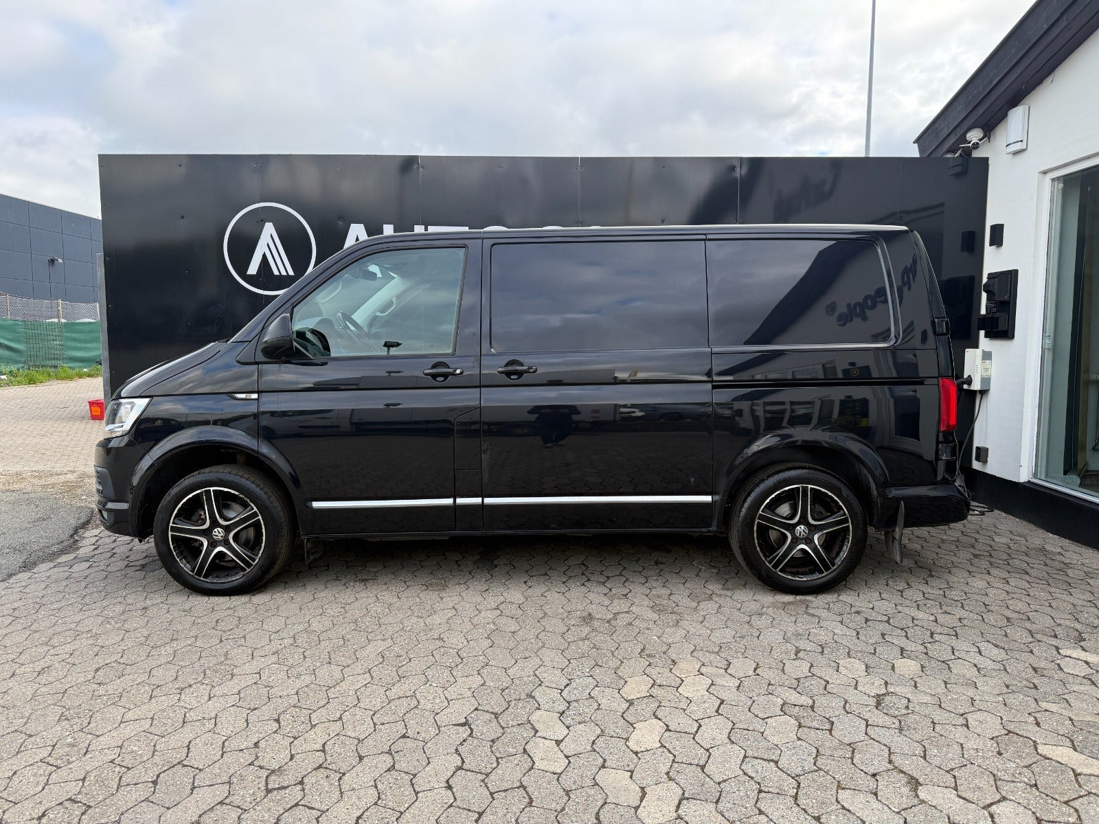 Sort VW Transporter fra 2017