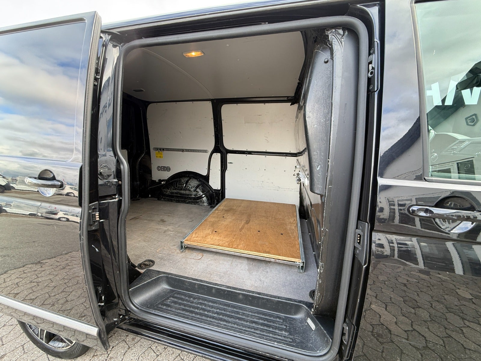 Sort VW Transporter fra 2017