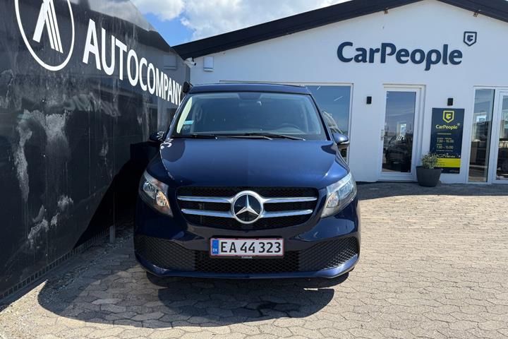 Blå Mercedes V250 d fra 2021