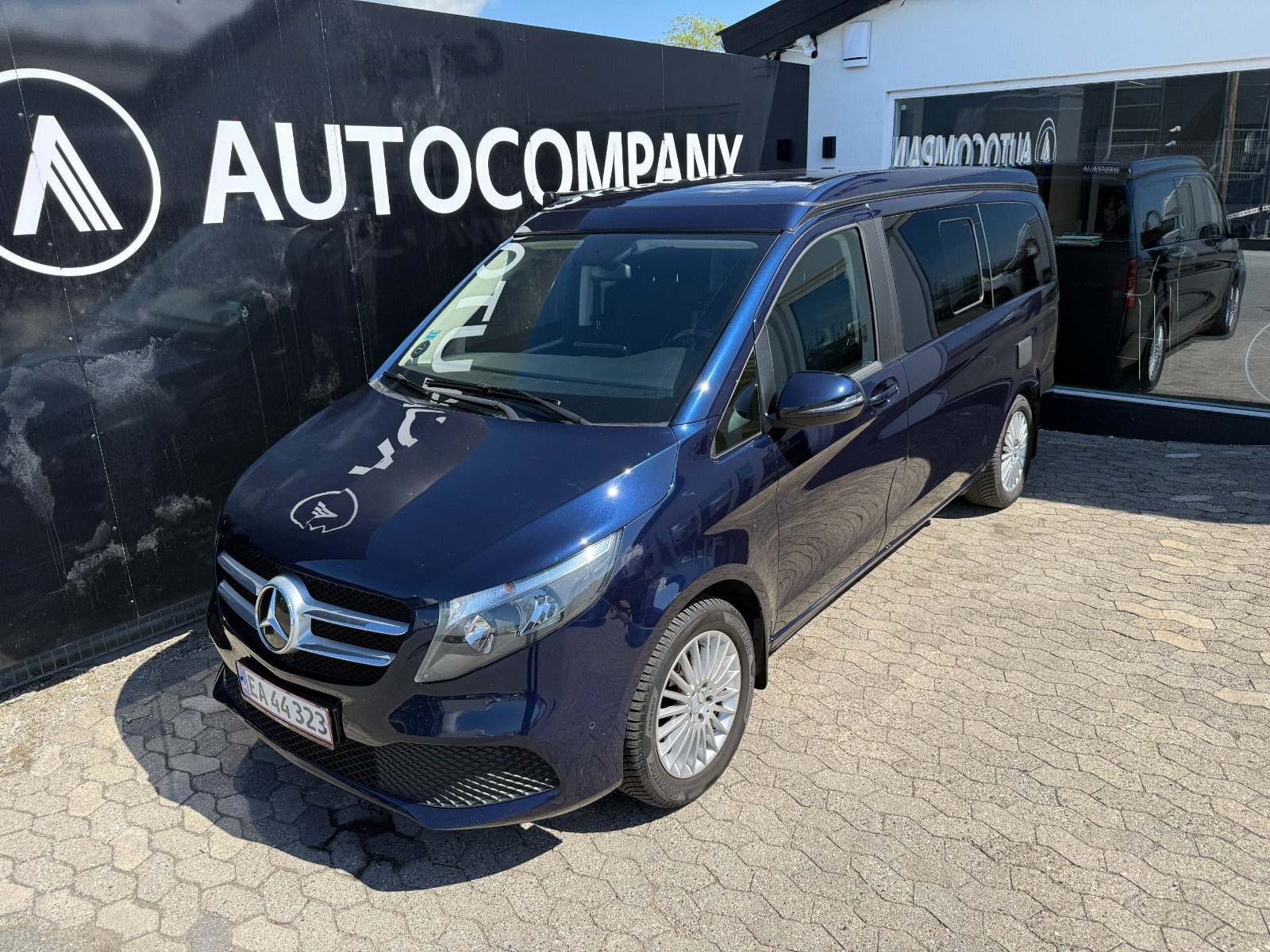 Blå Mercedes V250 d fra 2021