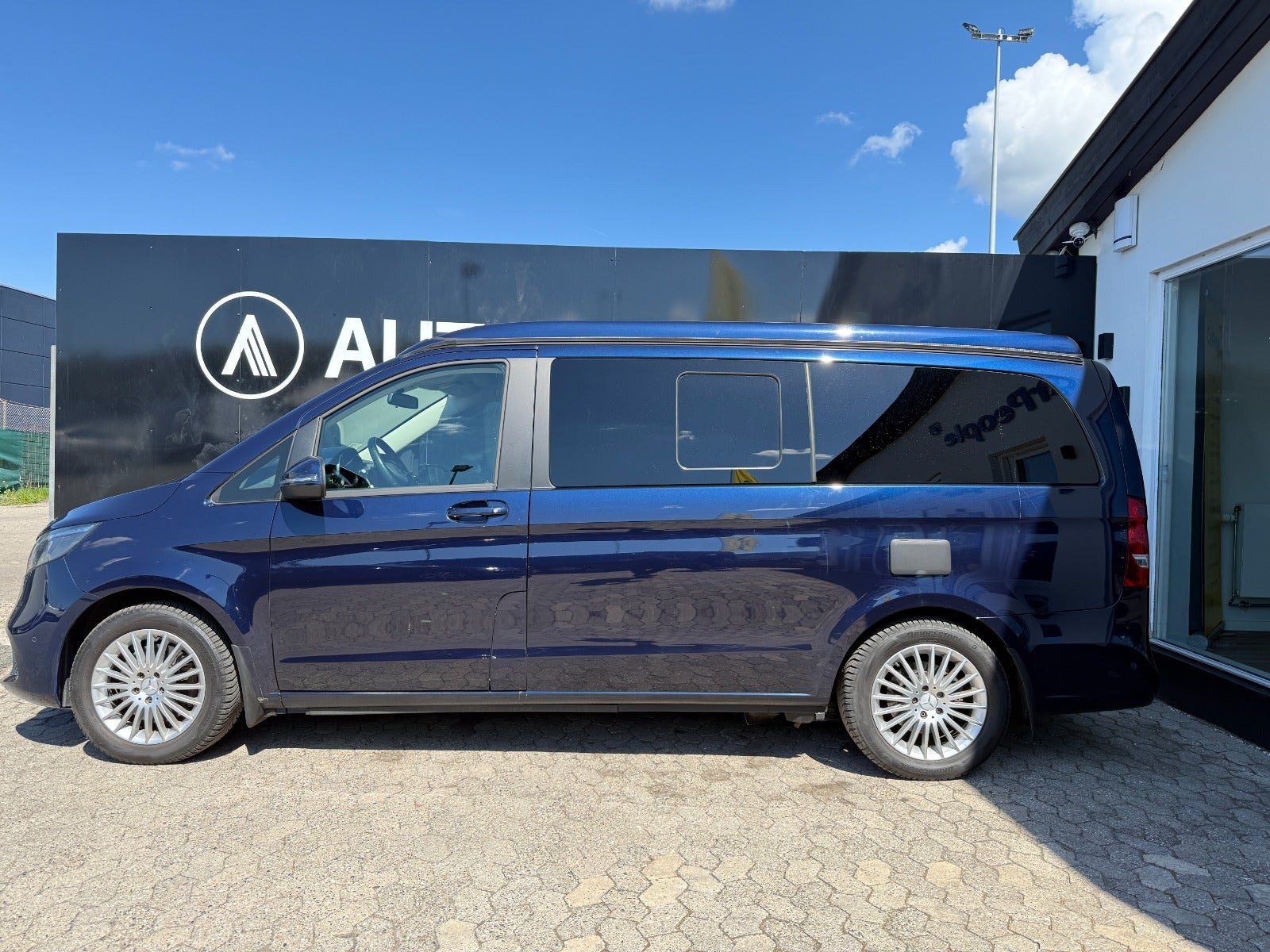Blå Mercedes V250 d fra 2021