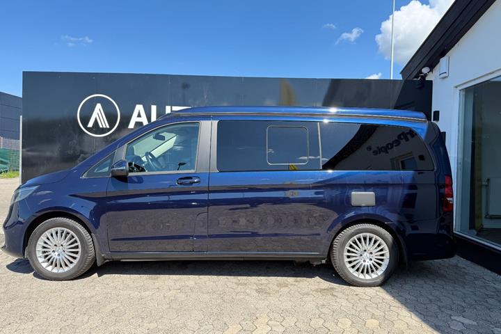 Blå Mercedes V250 d fra 2021