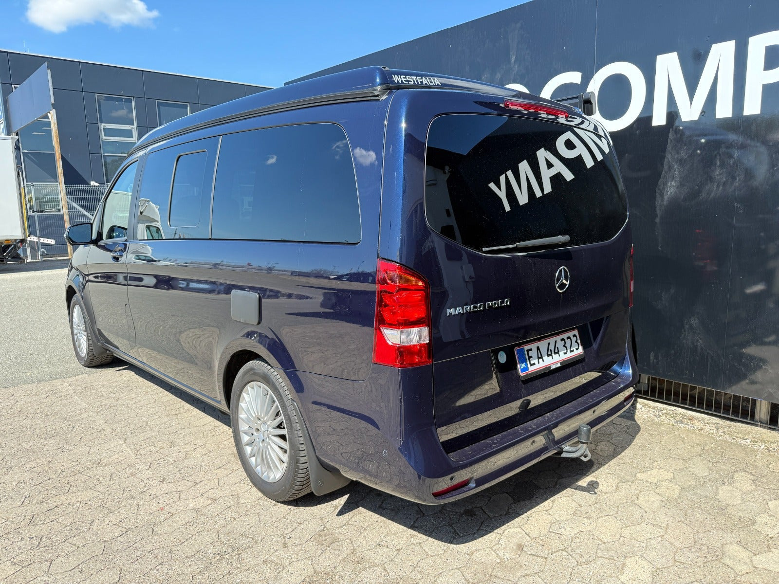 Blå Mercedes V250 d fra 2021