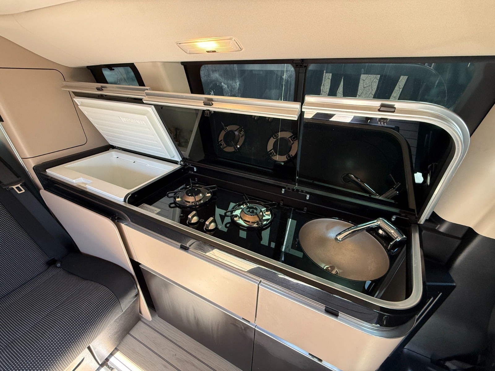 Blå Mercedes V250 d fra 2021