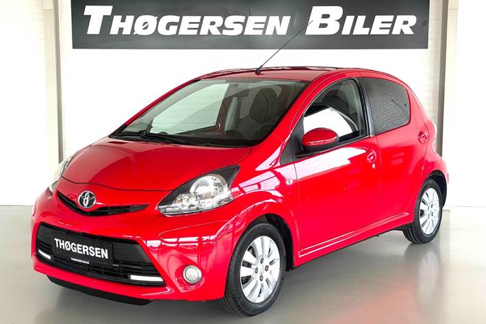 Rød Toyota Aygo fra 2014 set udefra