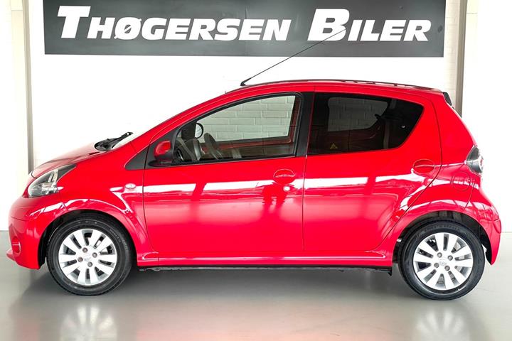 Rød Toyota Aygo fra 2014