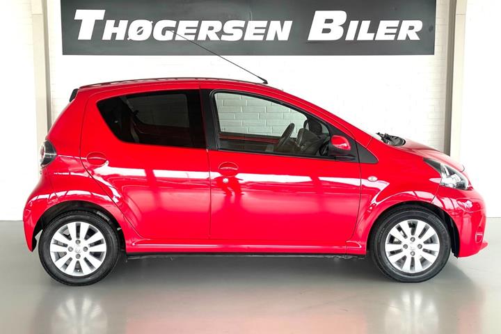 Rød Toyota Aygo fra 2014