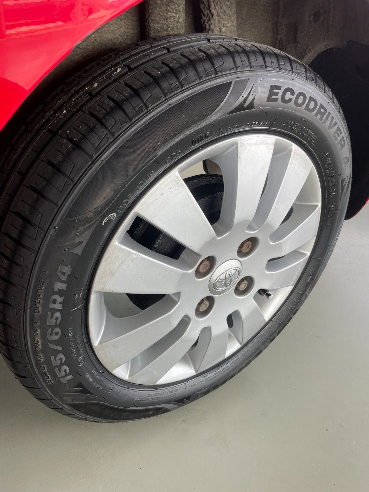 Rød Toyota Aygo fra 2014