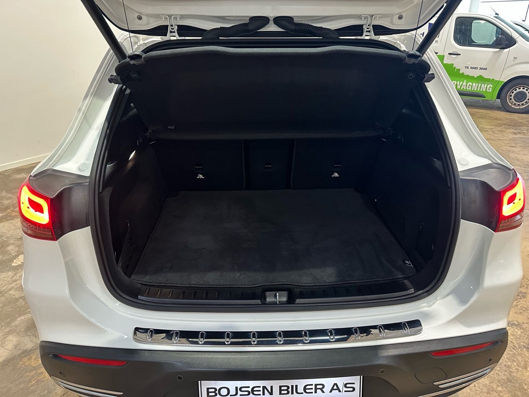 Hvid Mercedes EQA 250 fra 2023 set indefra