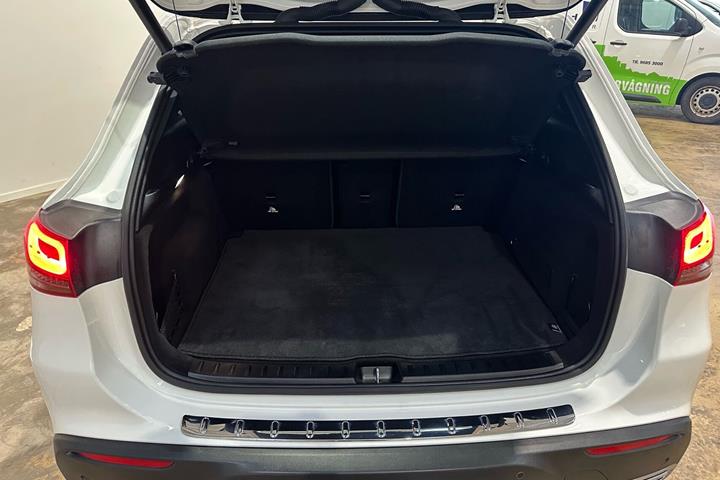 Hvid Mercedes EQA 250 fra 2023 set indefra